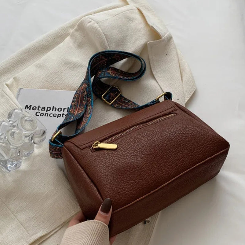 Besace conçue comme sac à main