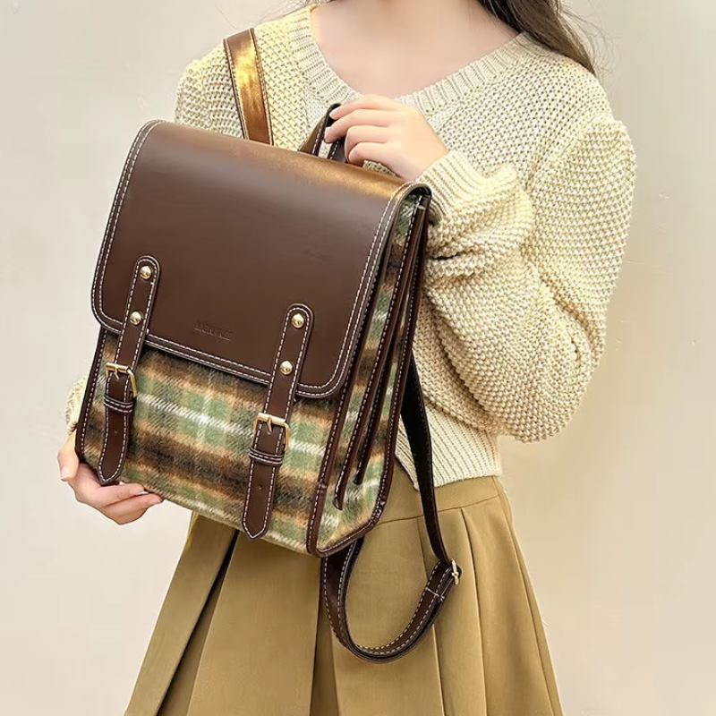 Cartable rétro femme orné de carreaux
