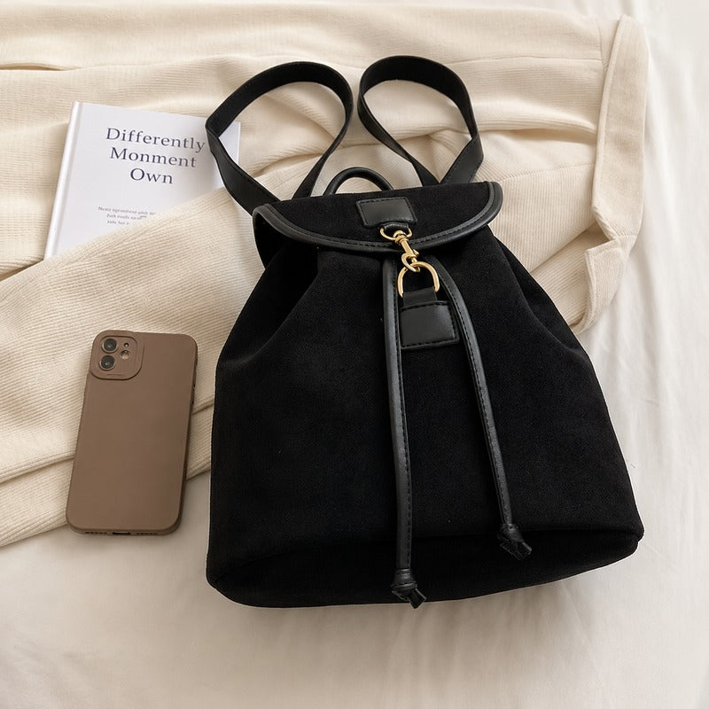 Élégant sac à dos effet daim au charme chic