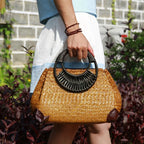 Élégant sac en paille au style raffiné