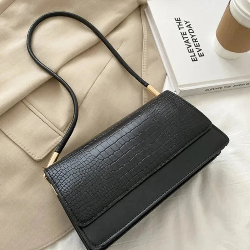 Élégant sac format baguette robuste effet croco