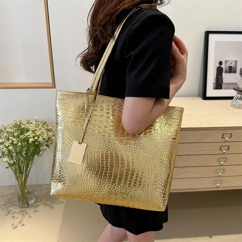Grand sac métallisé à effet croco élégant