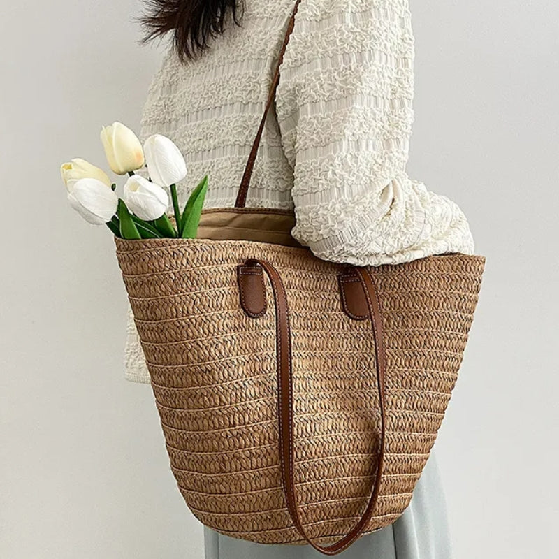 Modèle féminin de panier cabas