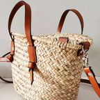 Modèle féminin de panier de plage