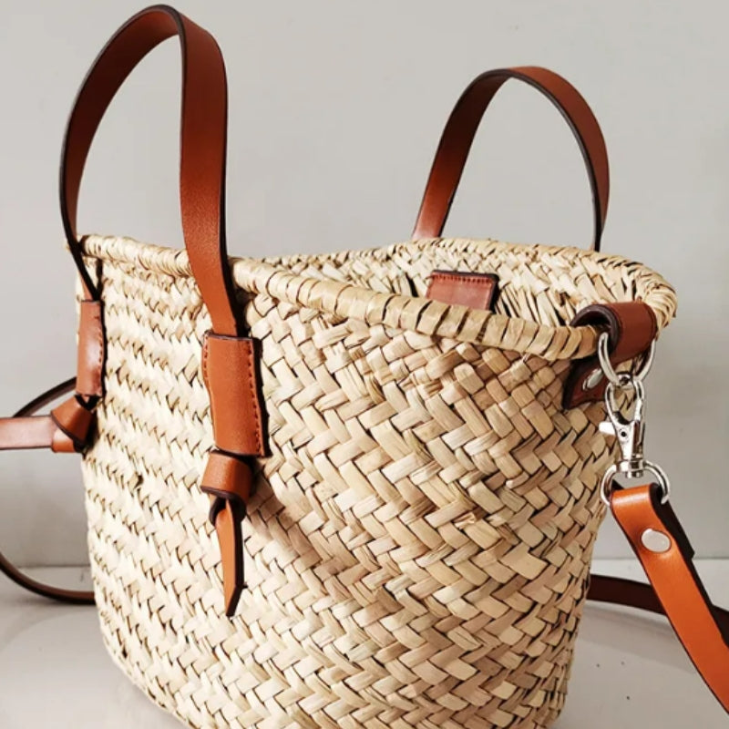 Modèle féminin de panier de plage
