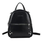 Modèle féminin élégant de petit sac à dos