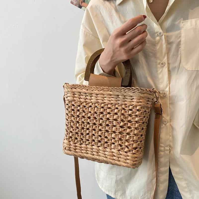 Panier à main bohème confectionné en paille