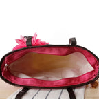 Panier à main en paille agrémenté d'une fleur