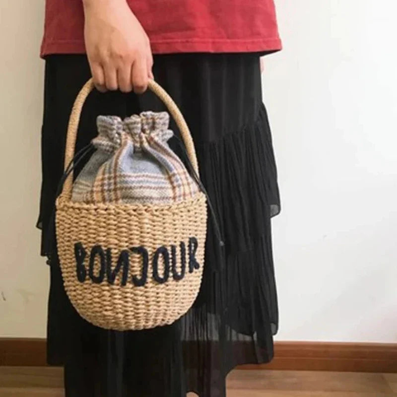 Panier à main en paille avec broderie