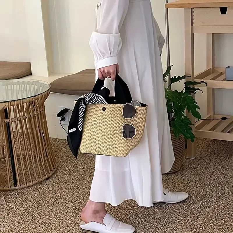 Panier à main en paille beige au design tendance