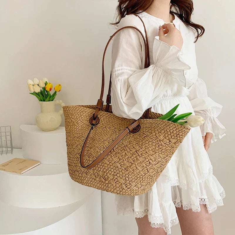Panier à main versatile confectionné en paille