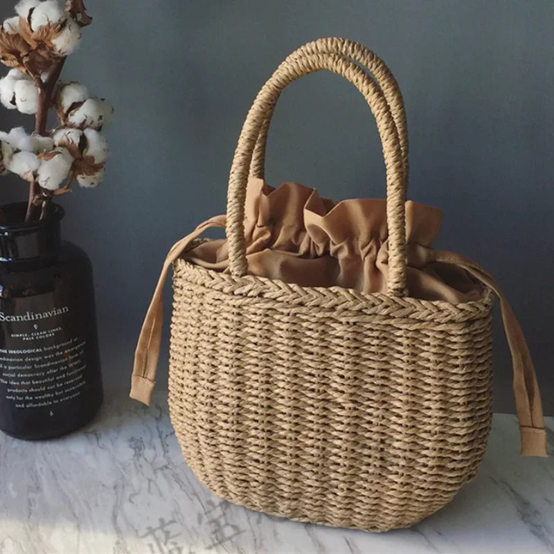 Panier artisanal en paille utilisé comme sac à main