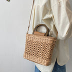 Panier bohème en paille porté à la main