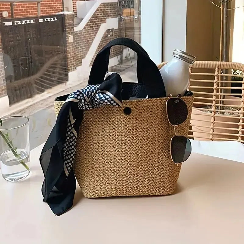 Panier de paille beige tendance porté main