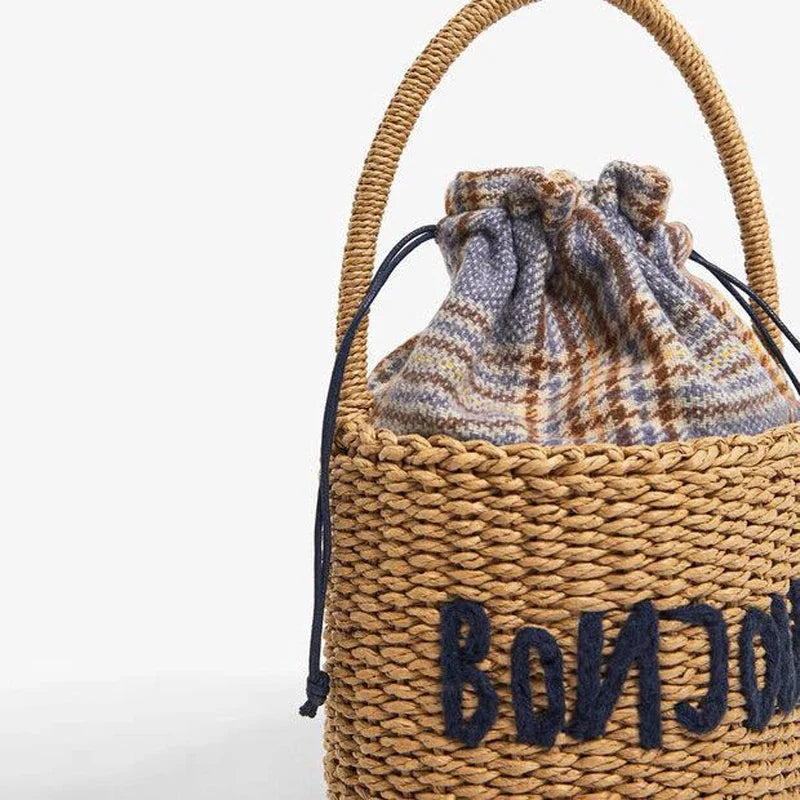 Panier de paille brodé à porter à la main