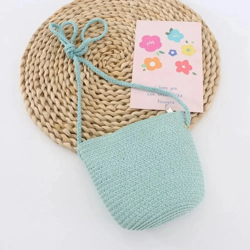 Panier en paille destiné à une petite fille