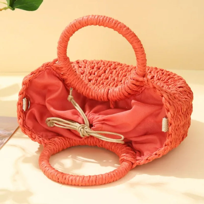 Panier en paille servant de sac