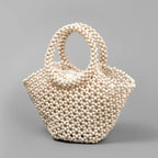 Panier en perles de bois porté main