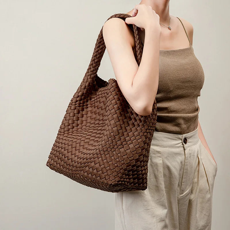 Panier marron en tissu utilisé comme sac à main