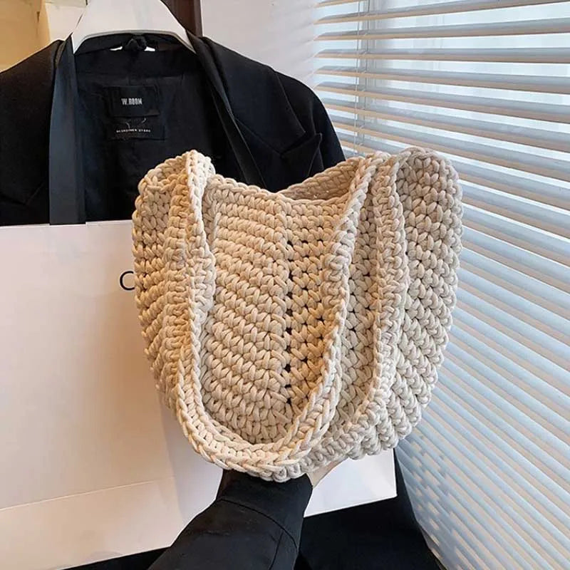 Panier souple et pratique porté à la main