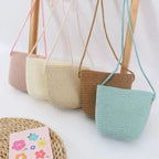 Petit panier en paille destiné aux filles