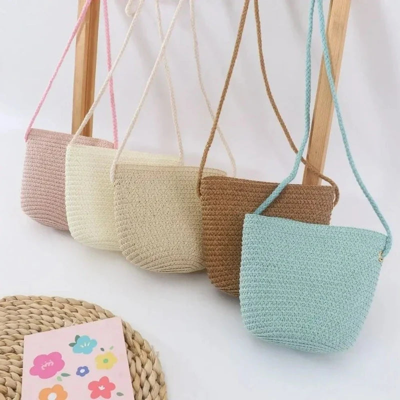 Petit panier en paille destiné aux filles
