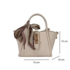 Petit sac à main beige orné d’un foulard