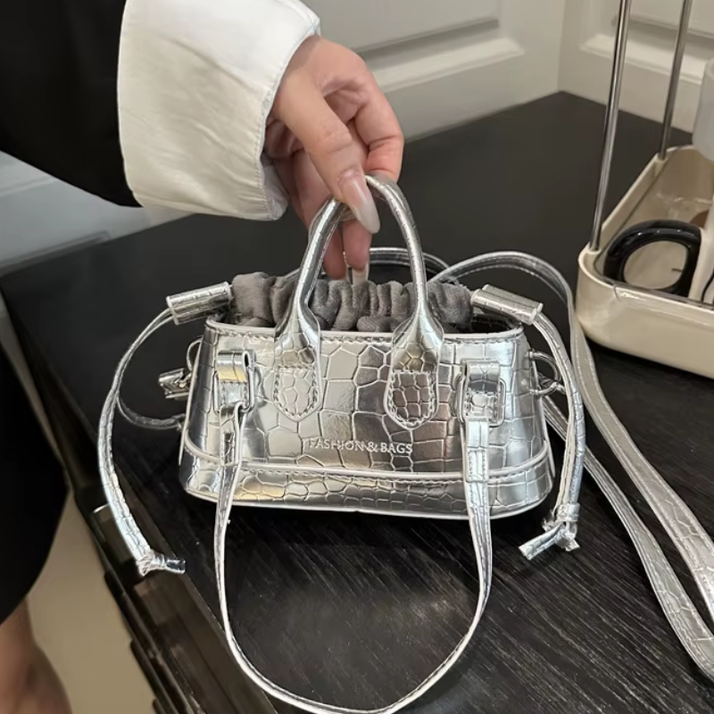 Petit sac à main éclatant et luxueux