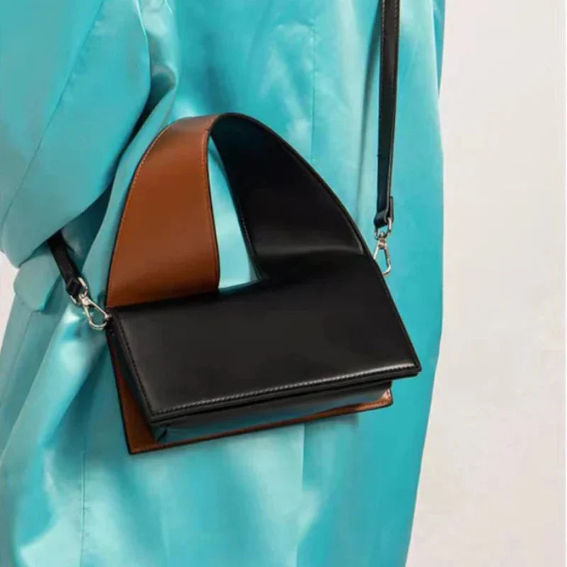 Petit sac baguette original conçu pour être porté à la main
