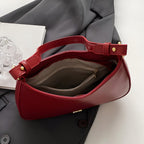 Petit sac baguette porté à la main