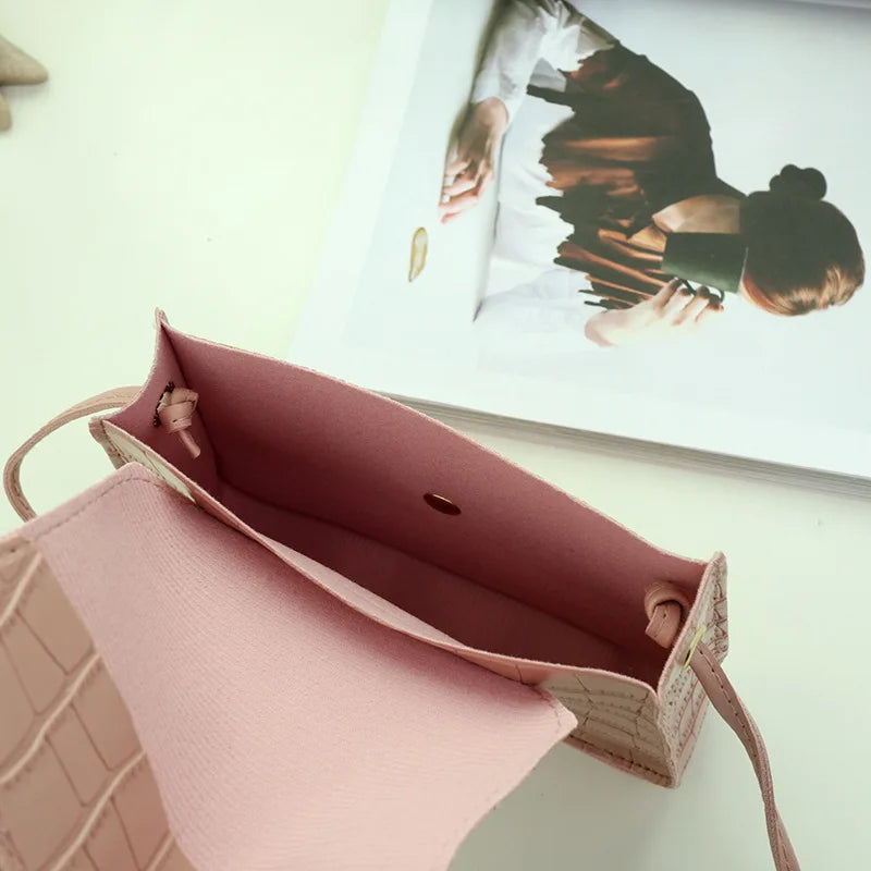 Petit sac bandoulière avec rabat à porter à la main