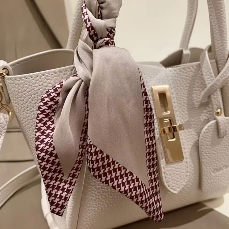 Petit sac beige avec foulard à porter main