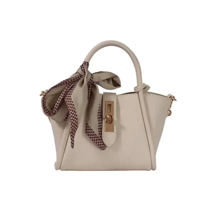 Petit sac beige porté main avec foulard