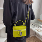 Petit sac boîte muni d’une bandoulière