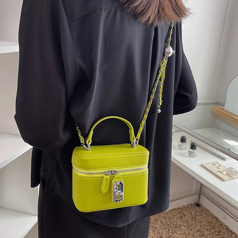 Petit sac boîte muni d’une bandoulière