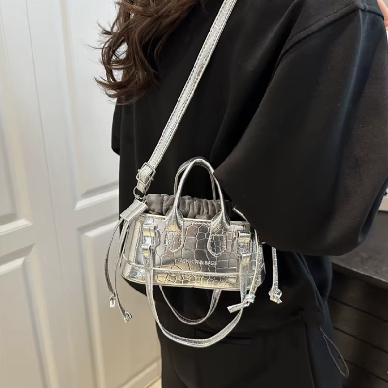 Petit sac brillant au style luxueux