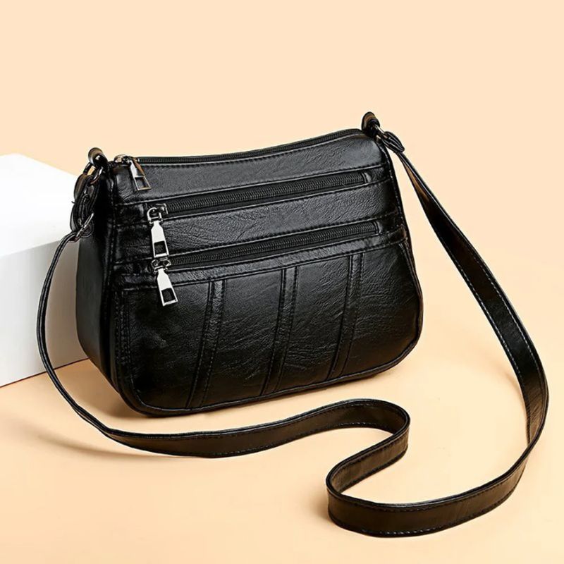 Petit sac chic et tendance porté à la main