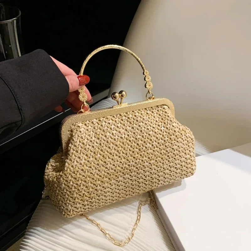 Petit sac confectionné en paille