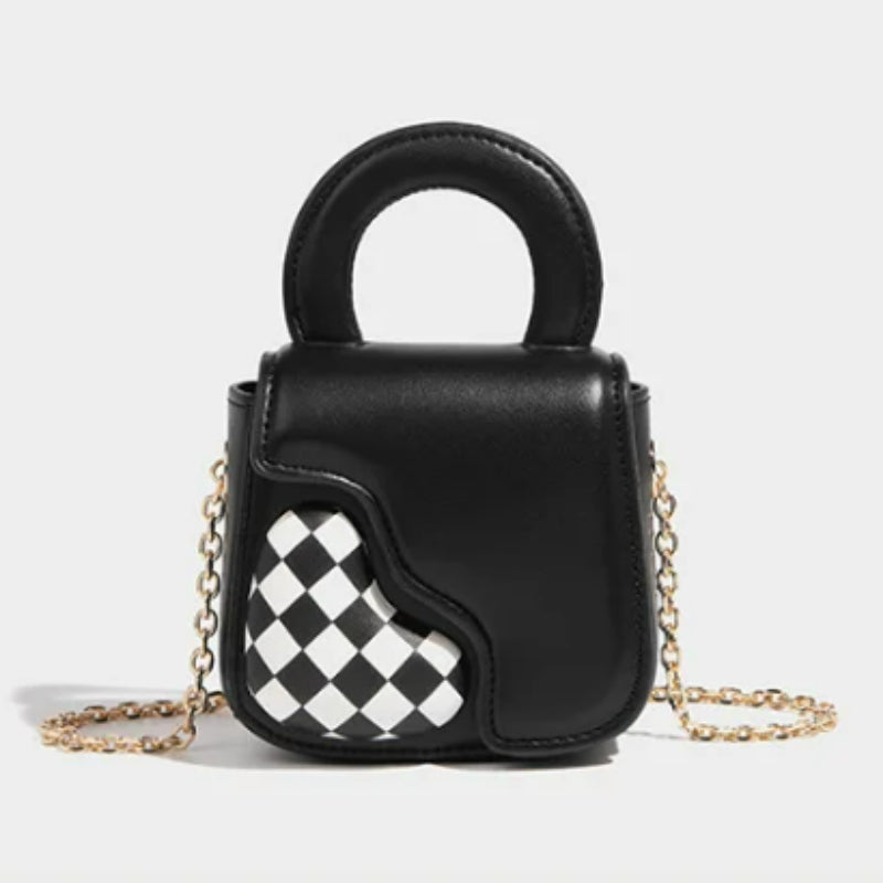 Petit sac cœur accompagné d’une chaîne