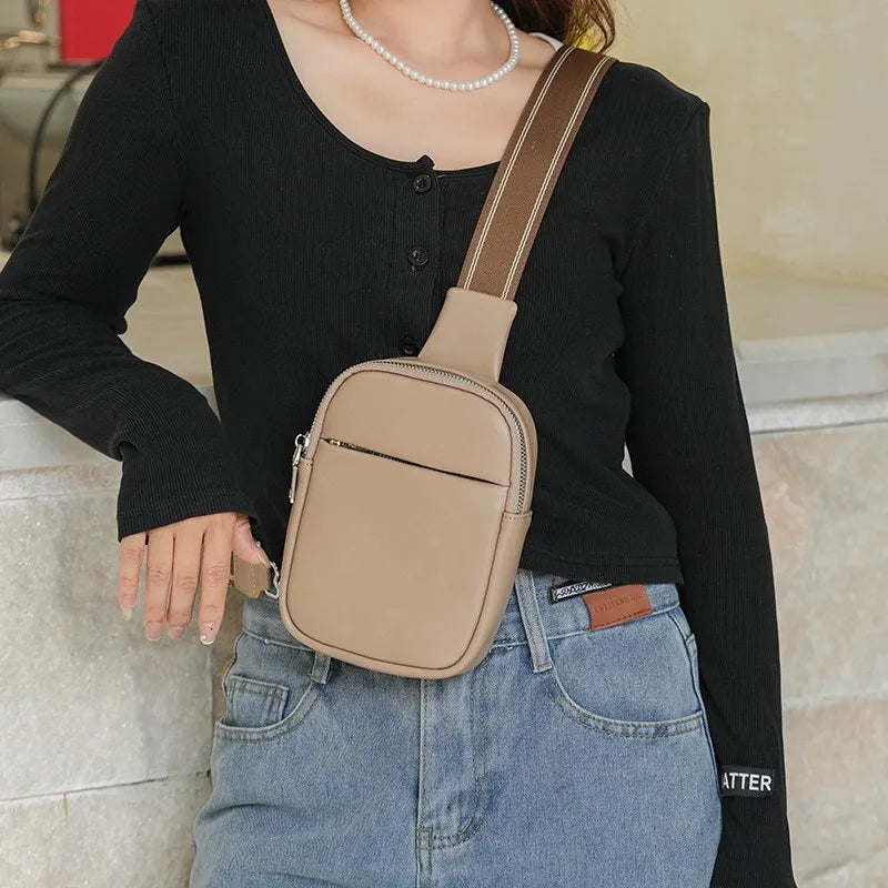 Petit sac destiné aux femmes porté poitrine