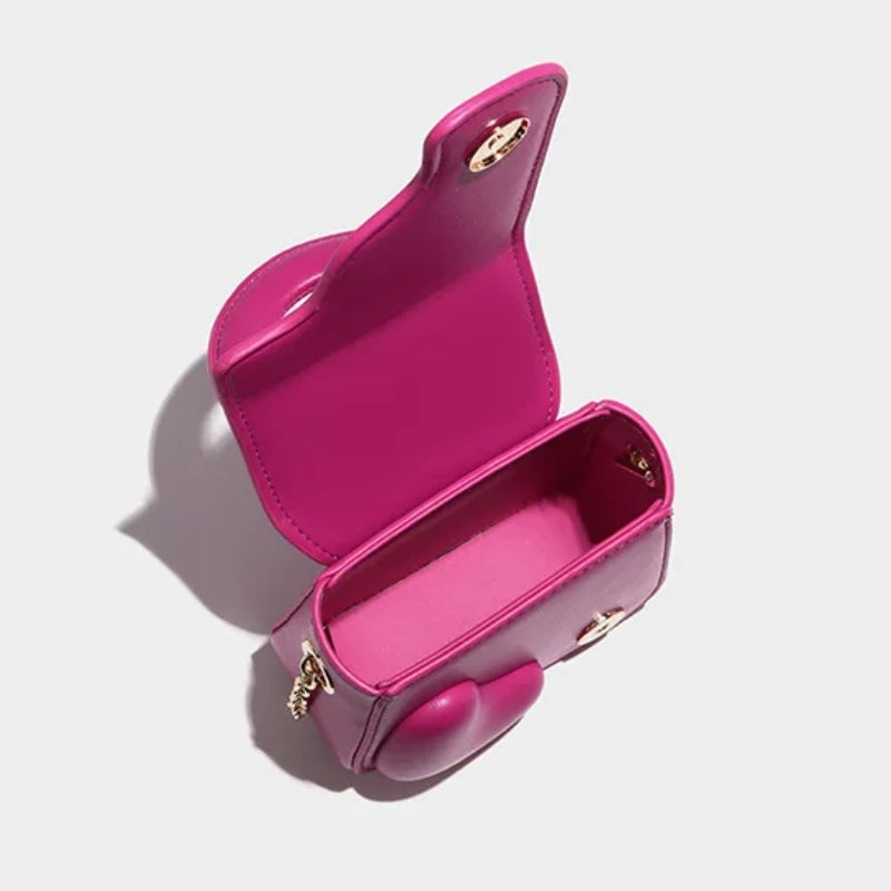 Petit sac en forme de cœur avec chaîne