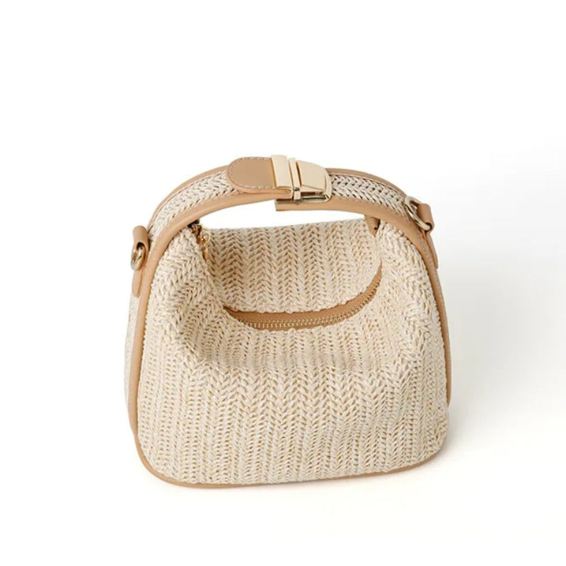 Petit sac en paille porté à la main
