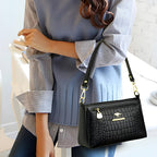 Petit sac féminin en pochette à bandoulière