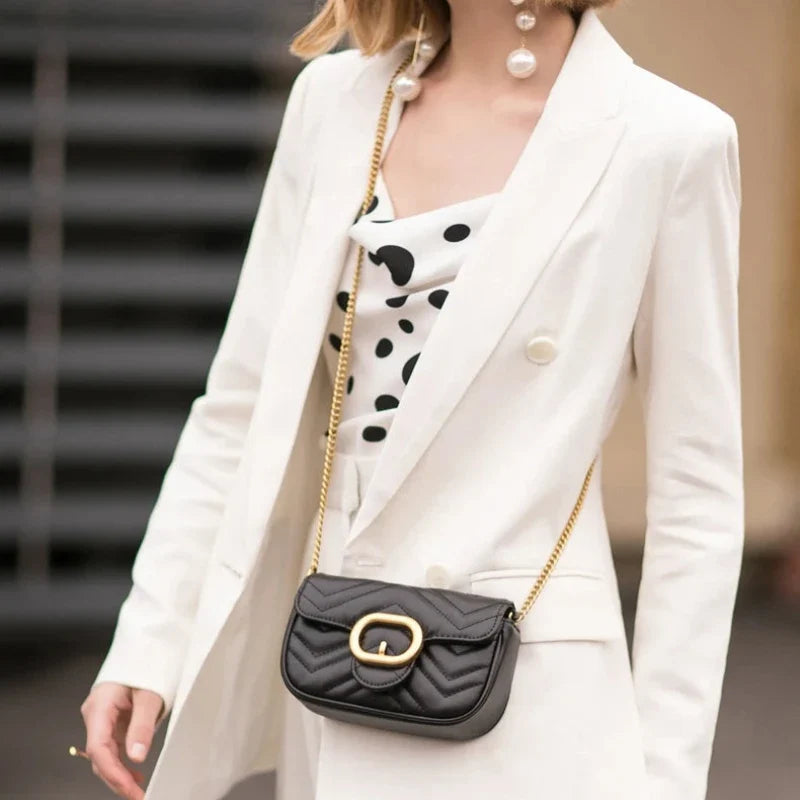 Petit sac glamour muni d’une chaîne dorée
