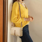 Petit sac minimaliste à main muni d'une bandoulière ajustable