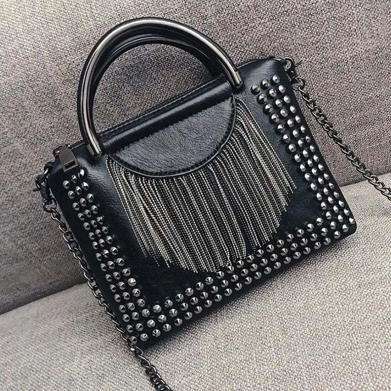 Petit sac noir à main, raffiné et élégant