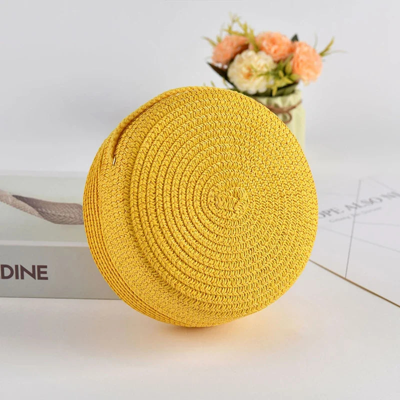 Petit sac rond confectionné en paille