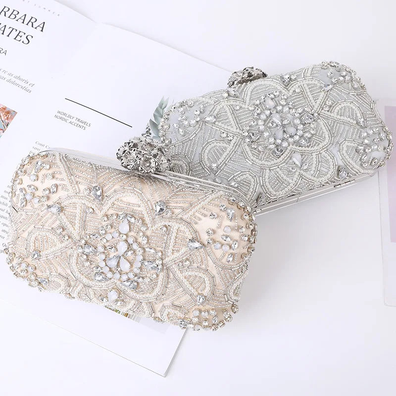 Pochette agrémentée de strass
