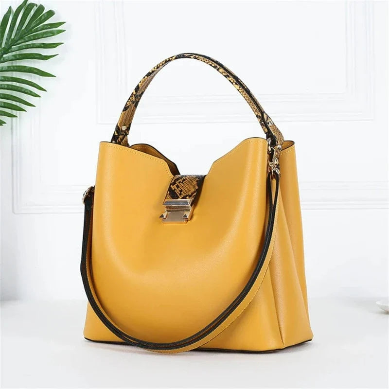 Pochette assortie au sac en ensemble