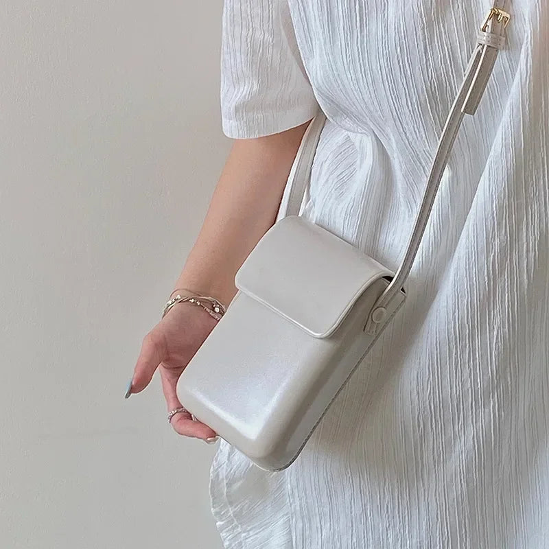 Pochette avec bandoulière destinée aux femmes
